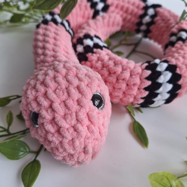 Gehaakte knuffel slang | Lichtroze, zwart en wit