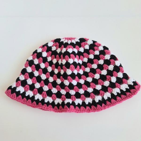 Gehaakte bucket hat | Fuchsia, wit en zwart