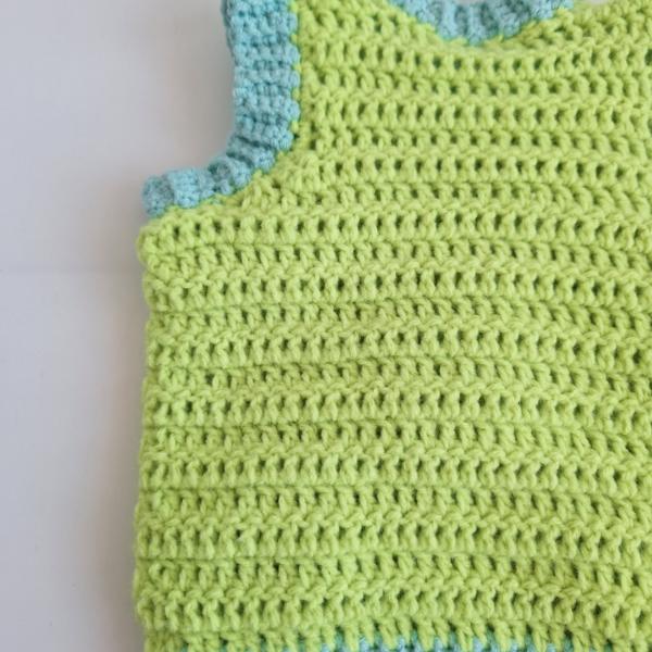 Gehaakt baby vestje | Limoengroen en mintgroen met blauwe bloemen