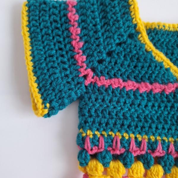 Gehaakt baby vestje | Petrol, roze en geel met roze franjes