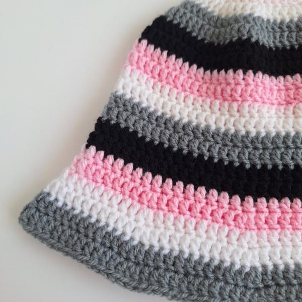 Gehaakte bucket hat | Roze, wit, grijs en zwart
