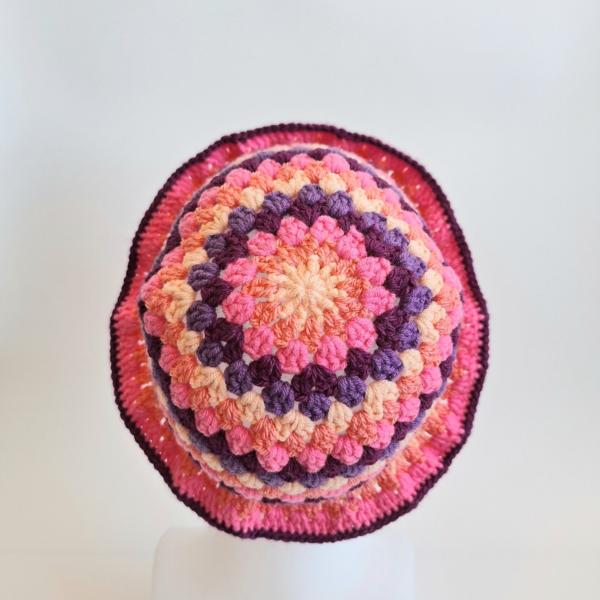 Gehaakte bucket hat | Pasteloranje, koraaloranje, Barbie roze, aubergine paars en paars