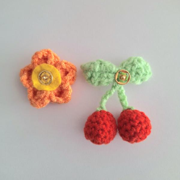 Gehaakte baby hoedje twee-in-een | Lila met kersjes en oranje bloemetje