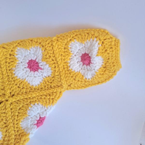 Gehaakt baby vestje | Bolero geel met wit en roze bloemen