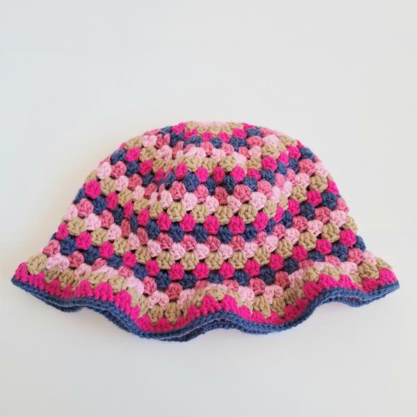 Gehaakte bucket hat | Lichtroze, beige, knalroze, donkerblauw en Barbie roze