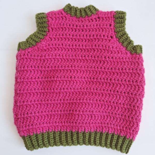 Gehaakt baby vestje | Fuchsia en donkergroen met gele, wijnrode en knalrode bloemen