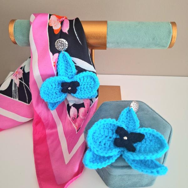 Gehaakte oorbellen | Turquoise en zwart orchidee bloem