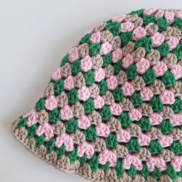 Gehaakte bucket hat | Groen, roze en beige