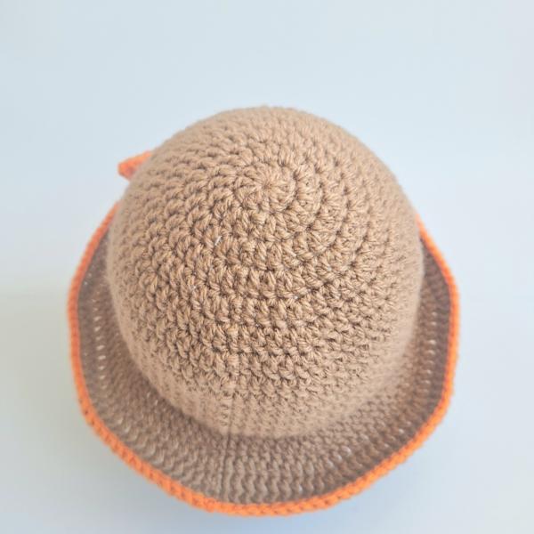 Gehaakt baby hoedje twee-in-een | Bruin en oranje madeliefje en sinaasappel