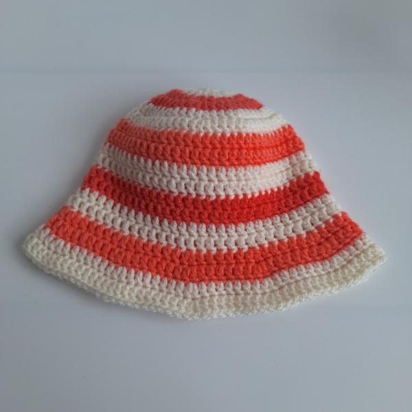 Gehaakt baby zonnehoedje 'Koraaloranje en crème'