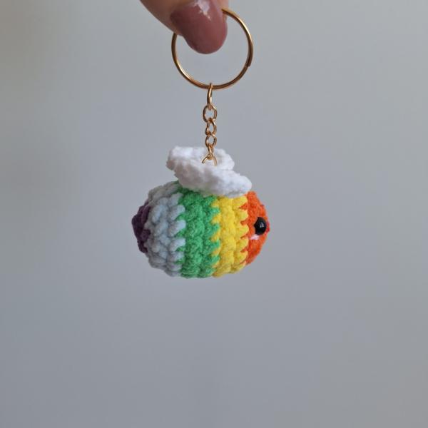 Gehaakte sleutelhanger 'Pride regenboog bij'