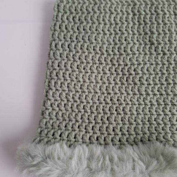 Gehaakte muts met imitatiebont | Sagegroen