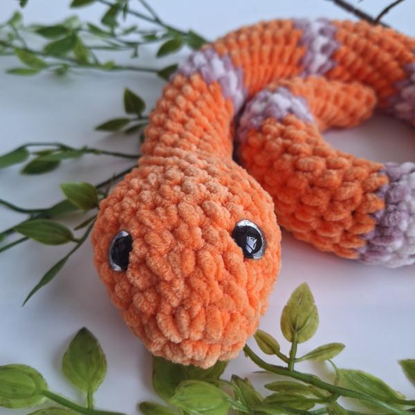 Gehaakte knuffel slang | Oranje, lila en lichtroze