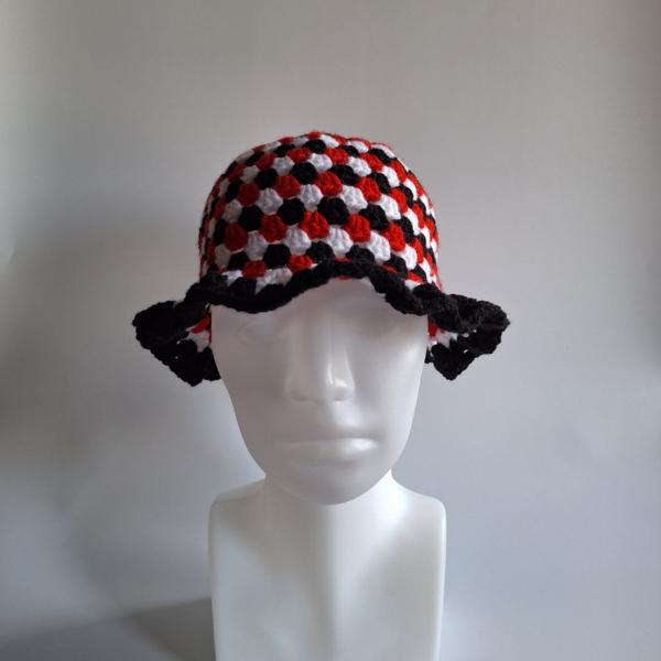 Gehaakte bucket hat | Rood, zwart en wit