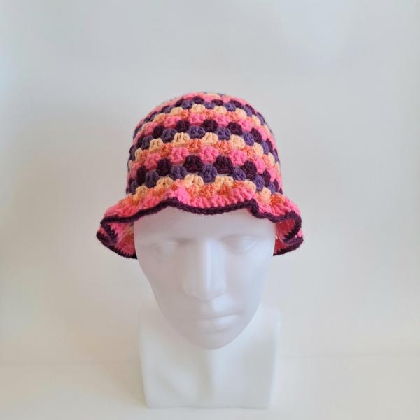 Gehaakte bucket hat | Pasteloranje, koraaloranje, Barbie roze, aubergine paars en paars