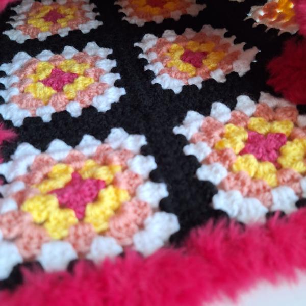 Gehaakte granny square tas | Zwart, roze en geel