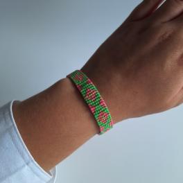 Geweven kralen armband | XOXO groen en knalroze