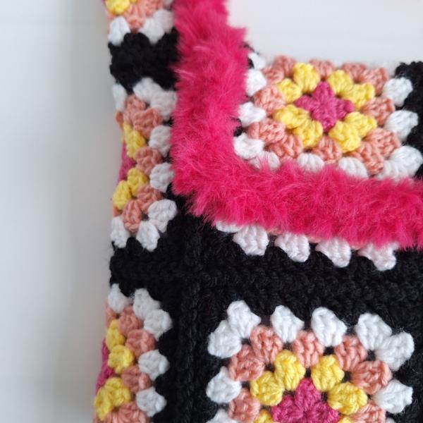 Gehaakte granny square tas | Zwart, roze en geel