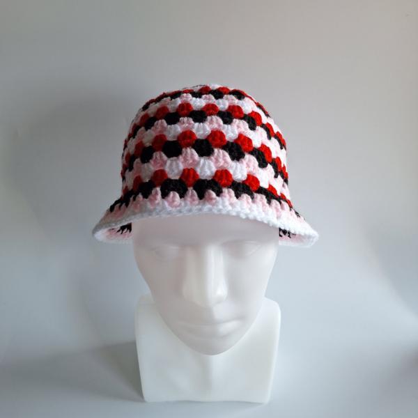 Gehaakte bucket hat | Rood, wit, roze en zwart