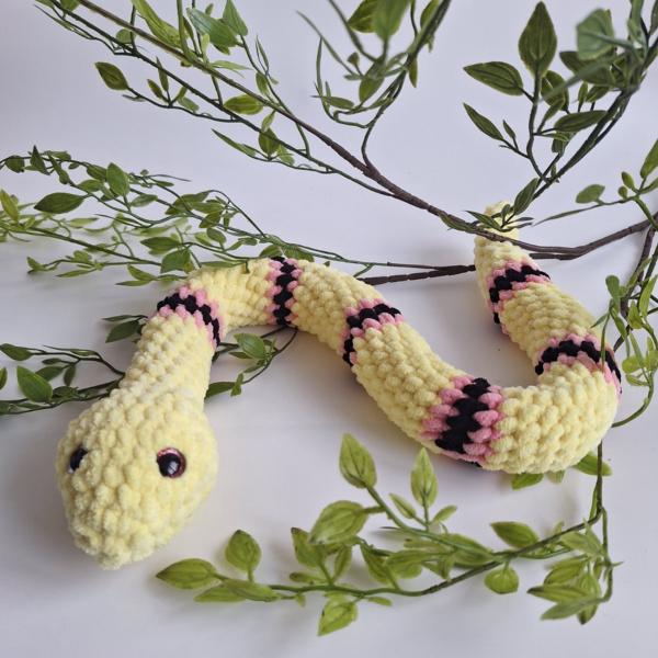 Gehaakte knuffel slang | Geel, lichtroze en zwart