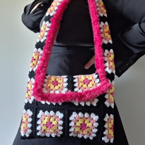 Gehaakte granny square tas | Zwart, roze en geel