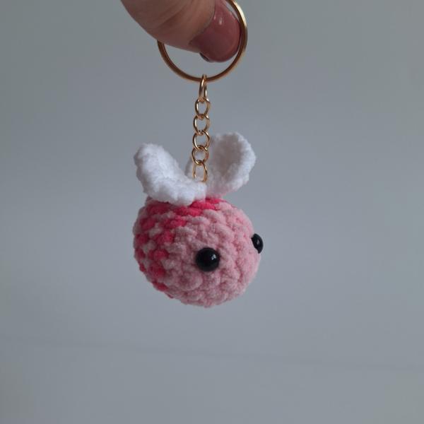 Gehaakte sleutelhanger 'Framboos bij'