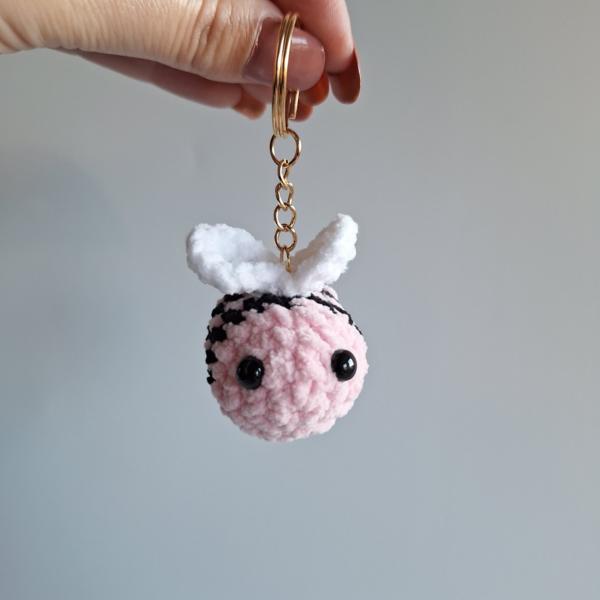 Gehaakte sleutelhanger | Zwart en roze bij