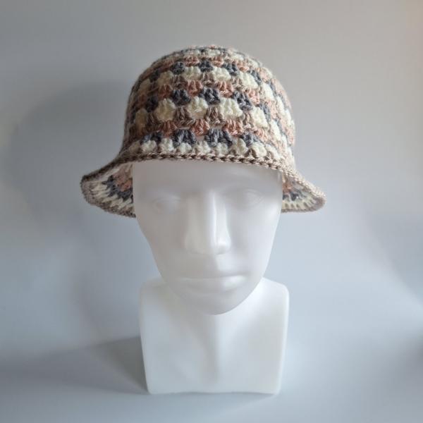 Gehaakte bucket hat | Lichtroze, crème, beige en grijs