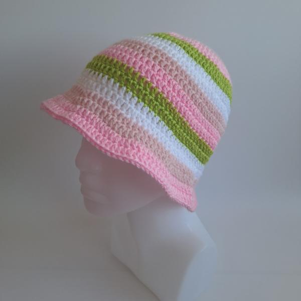 Gehaakte bucket hat 'Wit, roze en groen'