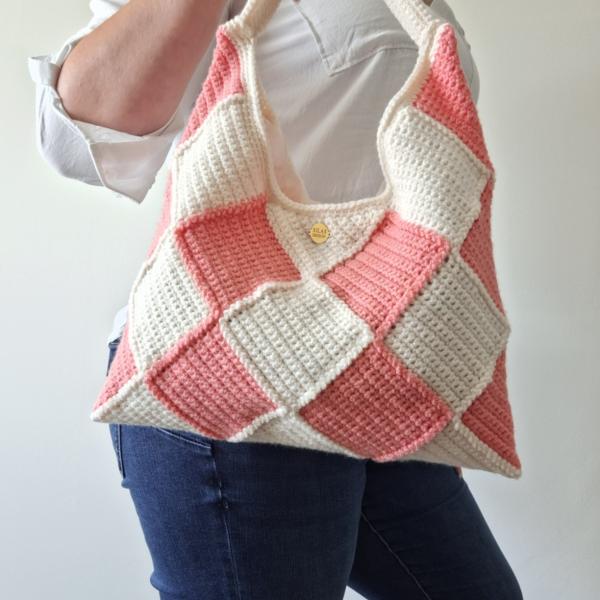 Gehaakte checker handtas 'Crème en koraaloranje'