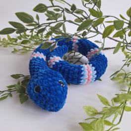 Gehaakte knuffel slang | Donkerblauw, lichtblauw en lichtroze