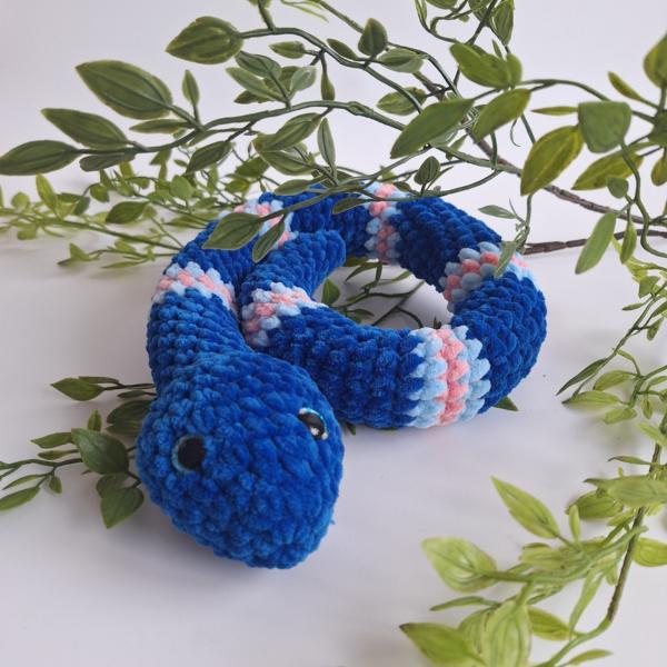 Gehaakte knuffel slang | Donkerblauw, lichtblauw en lichtroze