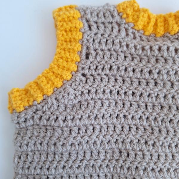 Gehaakt baby vestje | Beige en geel met lichtroze, groene en oranje bloemen