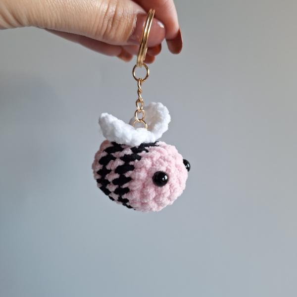 Gehaakte sleutelhanger | Zwart en roze bij