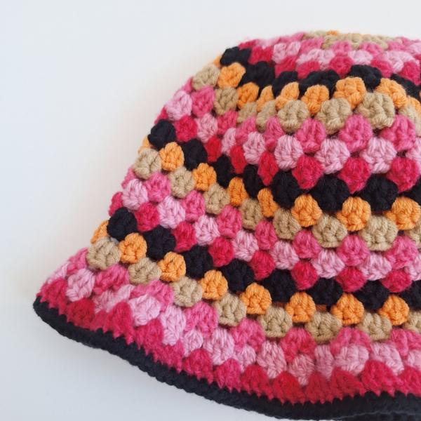 Gehaakte bucket hat | Oranje, beige, knalroze, lichtroze, fuchsia en zwart