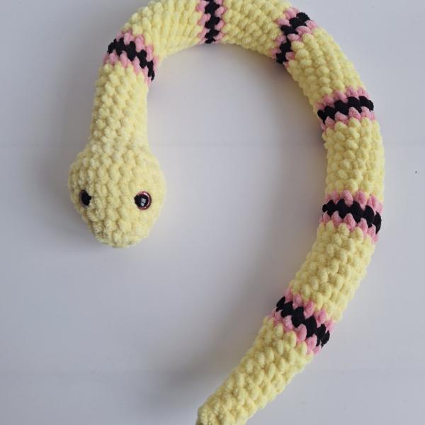 Gehaakte knuffel slang | Geel, lichtroze en zwart