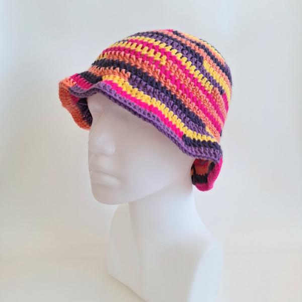 Gehaakte bucket hat | Geel, koraaloranje, paars, knalroze en donkerpaars