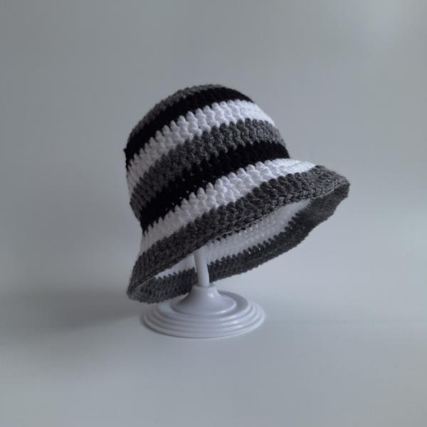 Gehaakt baby zonnehoedje 'Zwart, wit en grijs'