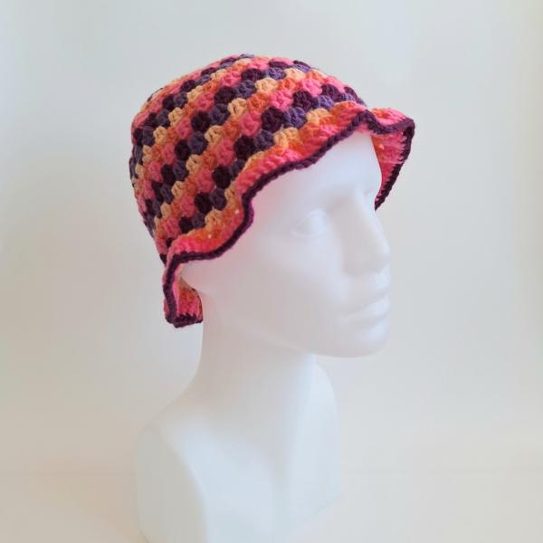 Gehaakte bucket hat | Pasteloranje, koraaloranje, Barbie roze, aubergine paars en paars