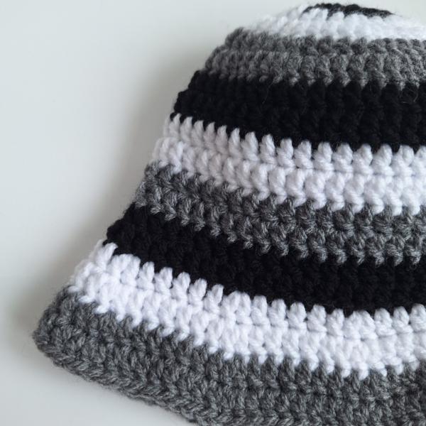 Gehaakt baby zonnehoedje 'Zwart, wit en grijs'
