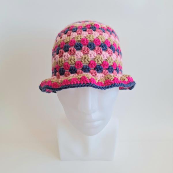 Gehaakte bucket hat | Lichtroze, beige, knalroze, donkerblauw en Barbie roze