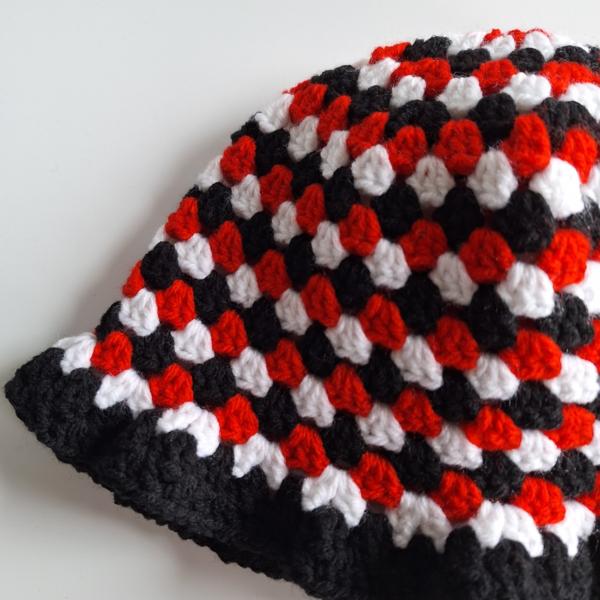 Gehaakte bucket hat | Rood, zwart en wit