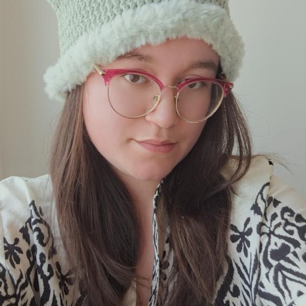 Gehaakte muts met imitatiebont | Sagegroen