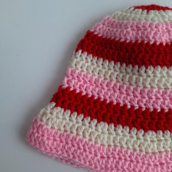 Gehaakt baby zonnehoedje 'Roze, rood en crème'