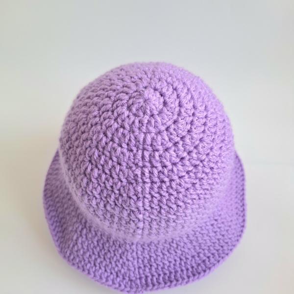 Gehaakte baby hoedje twee-in-een | Lila met kersjes en oranje bloemetje