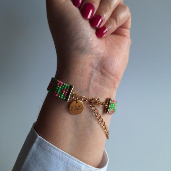 Geweven kralen armband | XOXO groen en knalroze