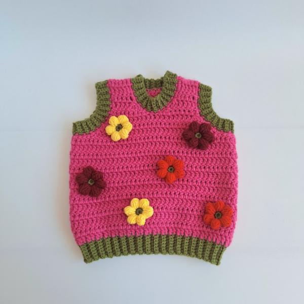 Gehaakt baby vestje | Fuchsia en donkergroen met gele, wijnrode en knalrode bloemen