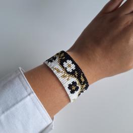Geweven kralen armband | Zwart en witte bloesem