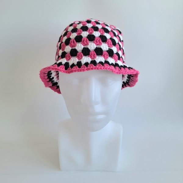 Gehaakte bucket hat | Fuchsia, wit en zwart