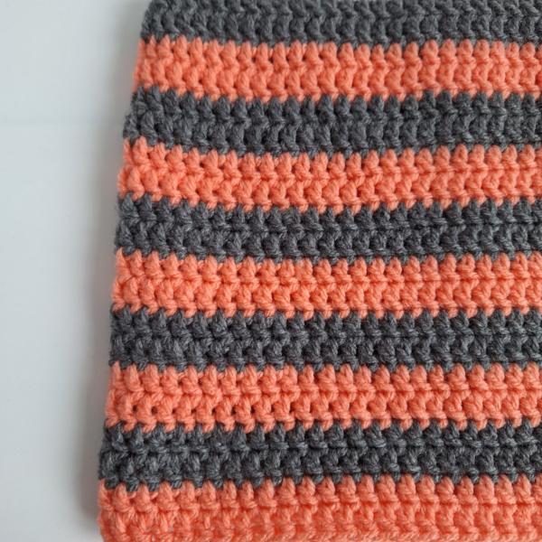 Gehaakte muts | Koraaloranje en donkergrijs